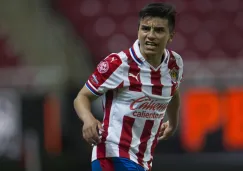 Fernando Beltrán en un duelo con Chivas  