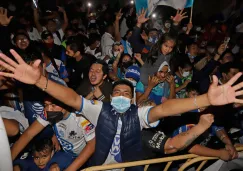 Seguidores de Puebla llevan serenata a su equipo