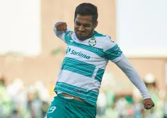  Eduardo Aguirre festeja un gol con Santos Laguna 