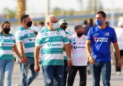 Aficionados de Cruz Azul y Santos previo al partido 