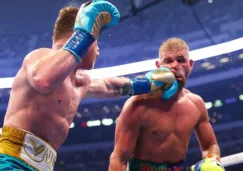 Canelo golpeando a Saunders en el AT&T Stadium