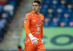 Hugo González atajando con Rayados