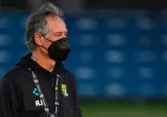 Ariel Holan en un entrenamiento del León