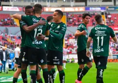 Jugadores de Santos celebran gol vs Necaxa