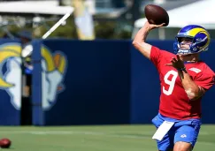 Stafford lanza el balón en una práctica con Rams