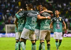 Jugadores de León festejan uno de los goles