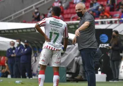 Guillermo Vázquez da instrucciones en el Chivas vs Necaxa