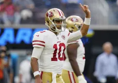 Jimmy Garoppolo da indicación en un juego