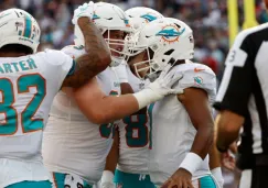 Tua celebrando con sus compañeros su touchdown