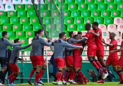 Los jugadores de Juárez festejando el gol de Intriago