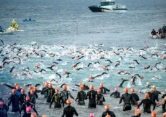 Triatletas nadan durante un Ironman 