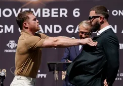 Canelo Álvarez empujando a Caleb Plant