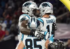 Jugadores de Carolina festejan una anotación contra Texans