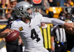 Derek Carr en acción con Raiders