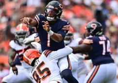 Justin Fields en acción ante Cleveland