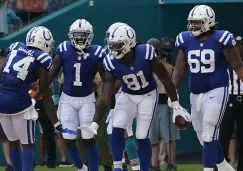 Jugadores de los Colts festejan un TD 