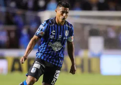 Osvaldo Martínez durante un duelo con Querétaro 