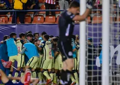 Jugadores del América celebrando agónico gol de Roger