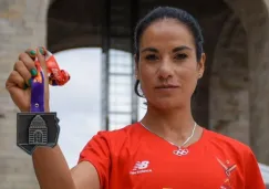 Playera y medalla del Maratón de la Ciudad de México