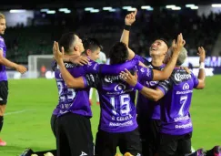 Jugadores de Mazatlán celebrando un gol vs Juárez