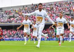 Arturo Ortiz festejando el gol a favor de los Pumas