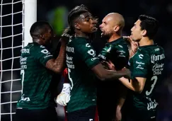 Jugadores de Santos celebran gol vs Pumas