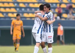 Jugadores de Pachuca Sub durante un partido