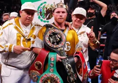 Team Canelo posa sobre el ring tras pelea contra Caleb Plant