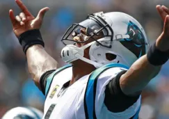 Cam Newton celebra una de sus cuatro anotaciones