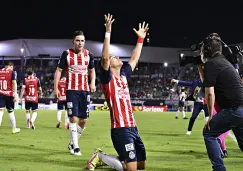 Jugadores de Chivas festejan un gol