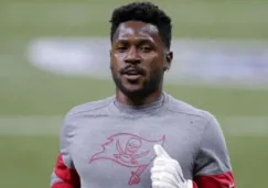 Antonio Brown en un calentamiento con los Buccaneers