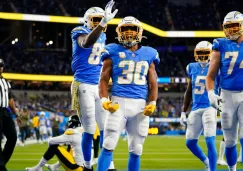 Jugadores de los Chargers festejan un touchdown