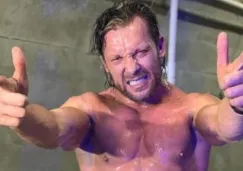 Kenny Omega celebra tras una batalla