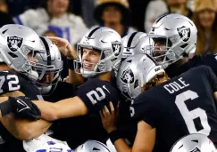 Jugadores de Raiders festejan la victoria contra Dallas 