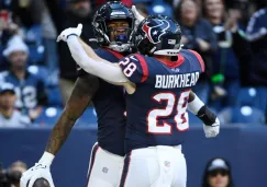 Jugadores de los Texans reaccionan durante partido