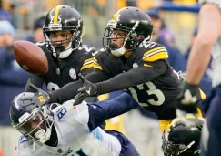 Jugadores de los Steelers recuperando un balón suelto de los Titans