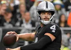 Derek Carr en un partido de los Raiders