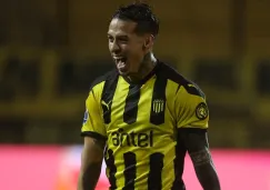 Jesús Trindade festejando gol con Peñarol en Uruguay