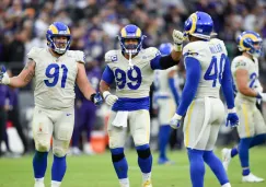 Jugadores de Rams festejan ante Baltimore