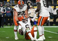 Mayfield es ayudado por sus compañeros para levantarse