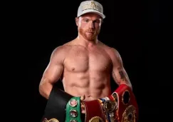 Canelo Álvarez posa con sus cinturones