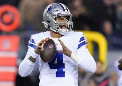 Dak Prescott se prepara para lanzar el ovoide