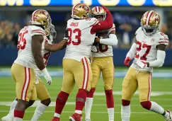 Jugadores de San Francisco 49ers festejan una anotación