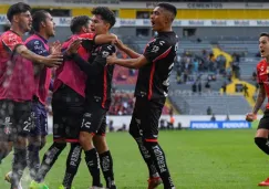 Jugadores Rojinegros festejando el gol a favor