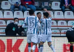 Jugadores del Pachuca celebrando un gol vs Chivas