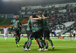 Jugadores de León festejan un gol