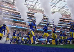 Los Rams ingresan al campo del SoFi Stadium