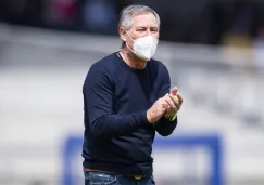 Ariel Holan dirigiendo a León en partido de Liga MX ante Pumas