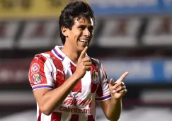 José Juan Macías festejando gol con Chivas en partido de Liga MX