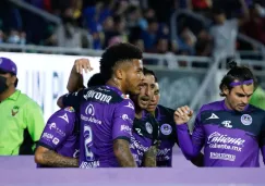 Jugadores de Mazatlán celebran un gol